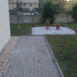 Feiks & Ingenieure KG - Betonpflaster aufgenommen, Borden neu versetzt, Pflaster und Platten für Sitzgruppe neu verlegt, Kies geliefert und aufgefüllt.